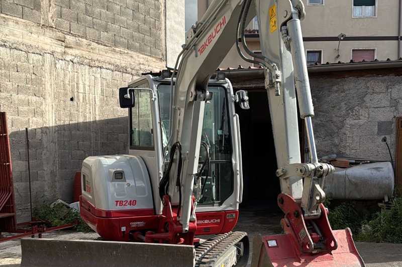OmecoHub - Immagine TAKEUCHI TB240
